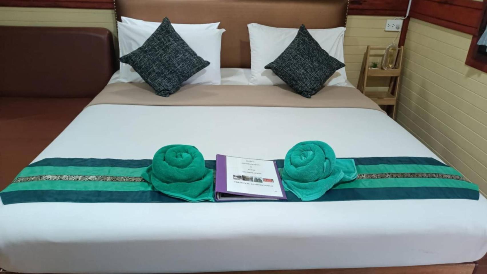 The Royal Bamboo Lodges - Sha Certified Khao Sok National Park Exteriör bild
